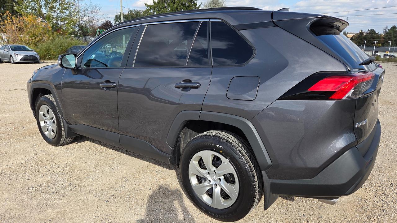 2021 Toyota RAV4 LE Photo5