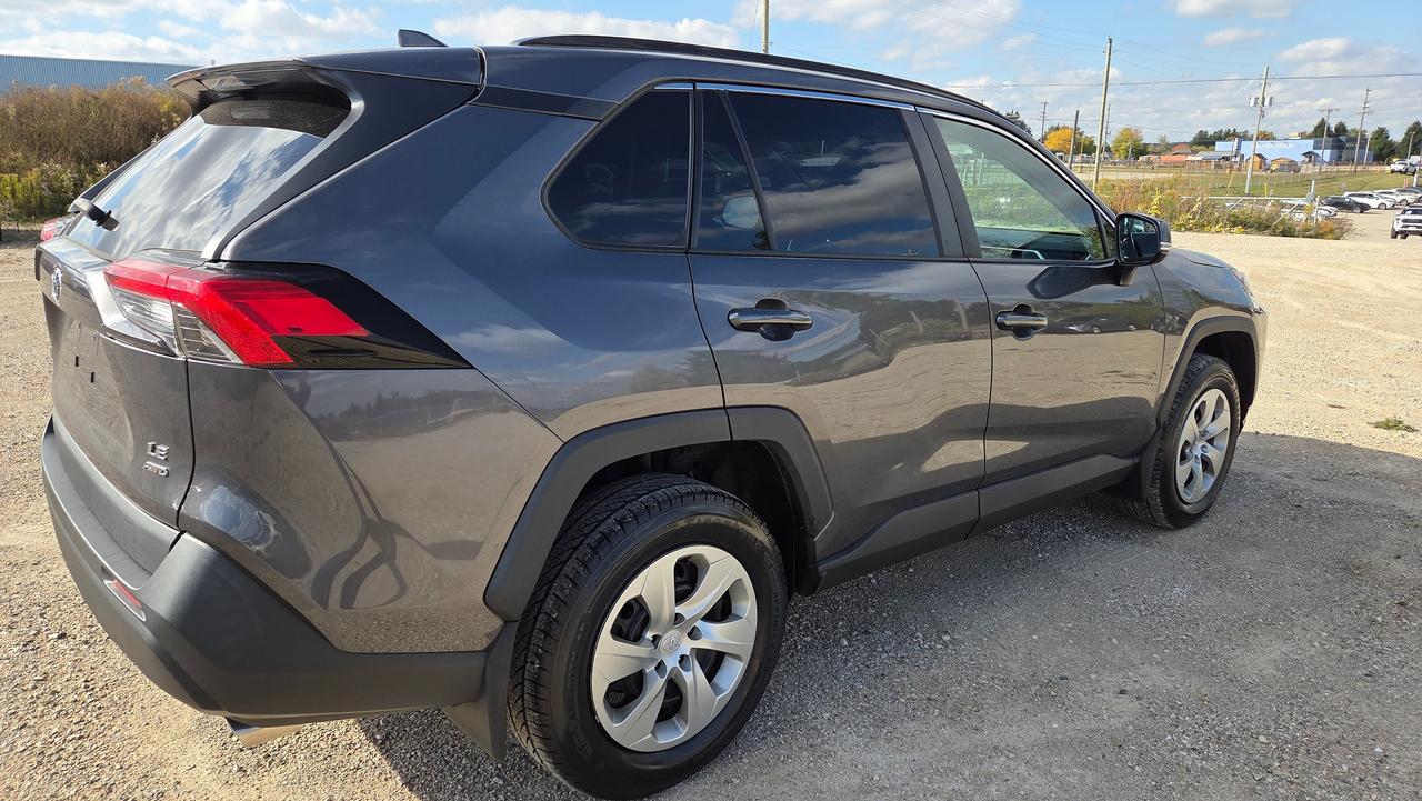 2021 Toyota RAV4 LE Photo4