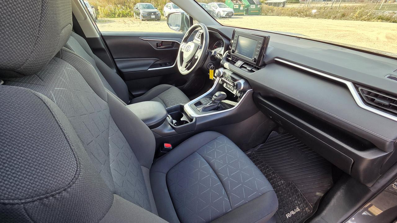 2021 Toyota RAV4 LE Photo