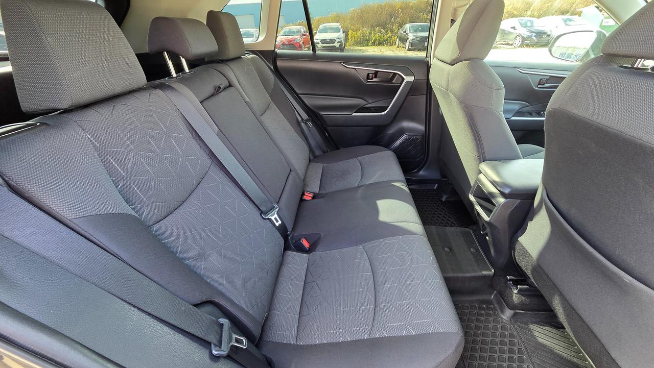 2021 Toyota RAV4 LE Photo