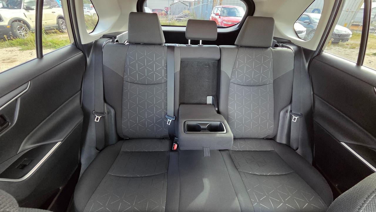 2021 Toyota RAV4 LE Photo
