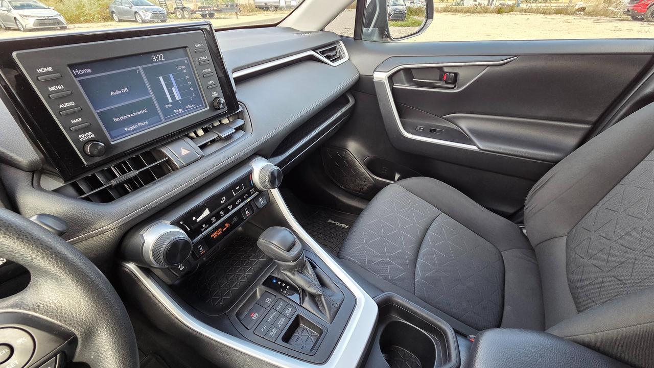 2021 Toyota RAV4 LE Photo