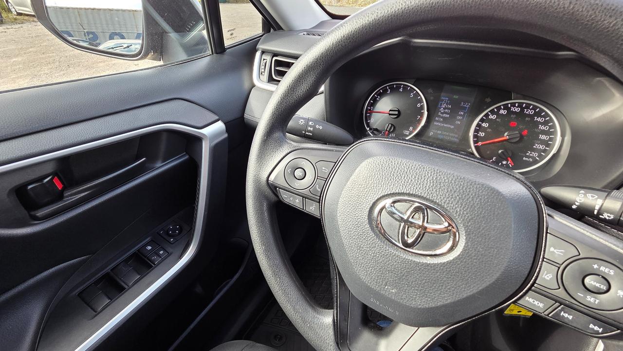 2021 Toyota RAV4 LE Photo