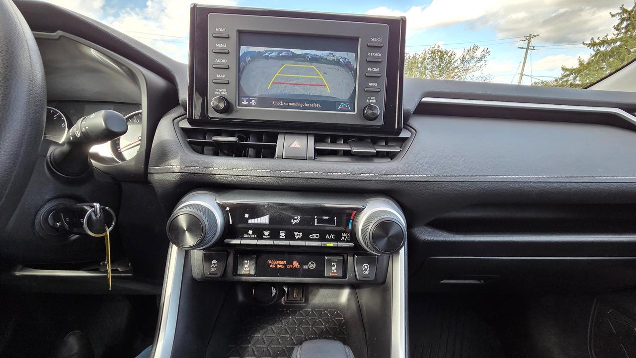 2021 Toyota RAV4 LE Photo