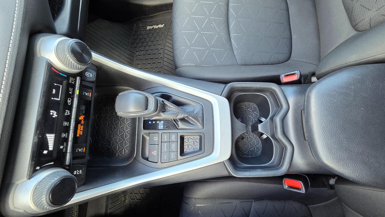 2021 Toyota RAV4 LE Photo