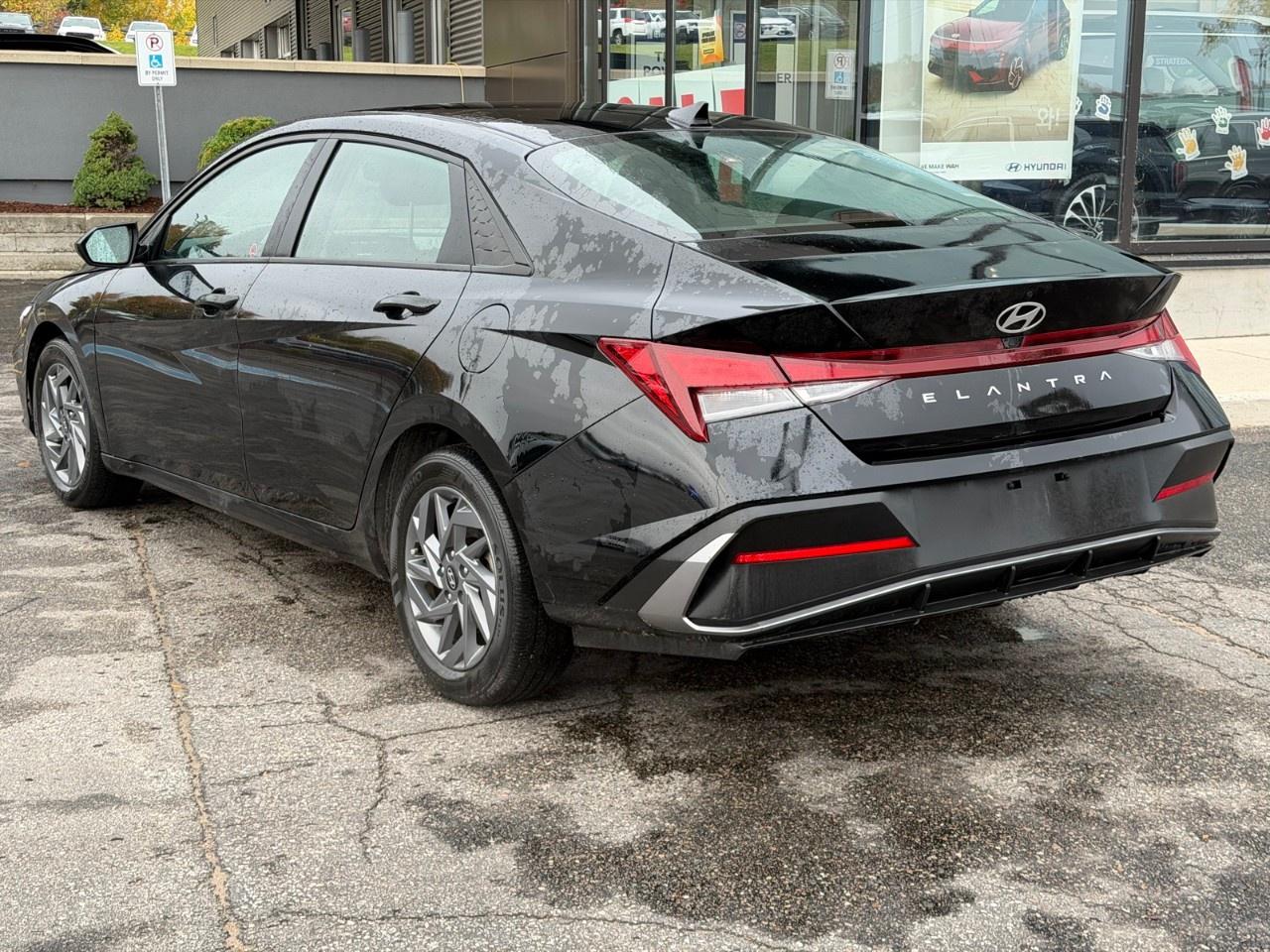2024 Hyundai Elantra Preferred IVT Photo