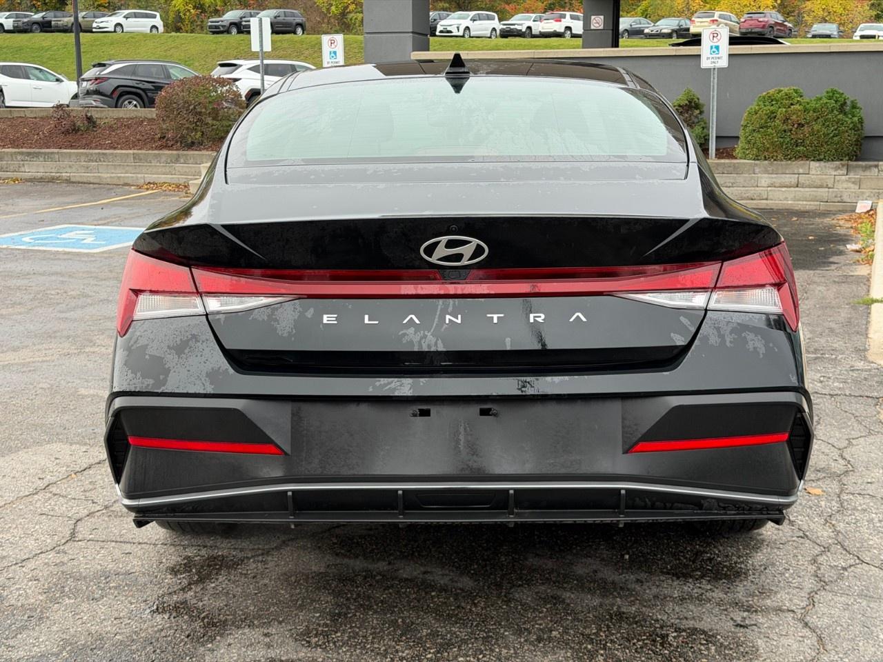 2024 Hyundai Elantra Preferred IVT Photo