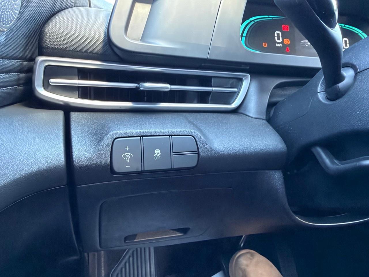 2024 Hyundai Elantra Preferred IVT Photo