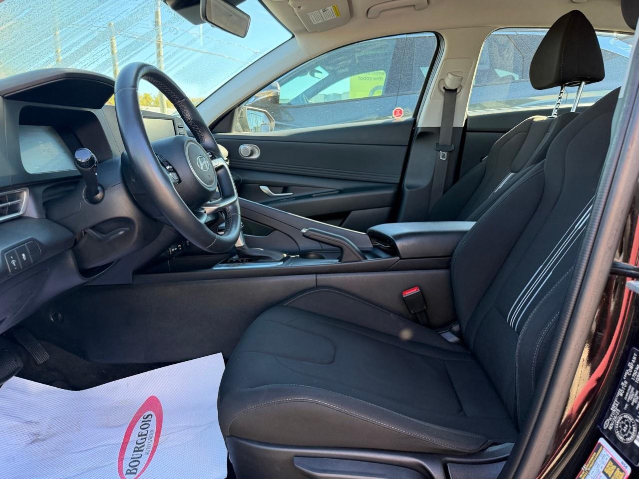 2024 Hyundai Elantra Preferred IVT Photo