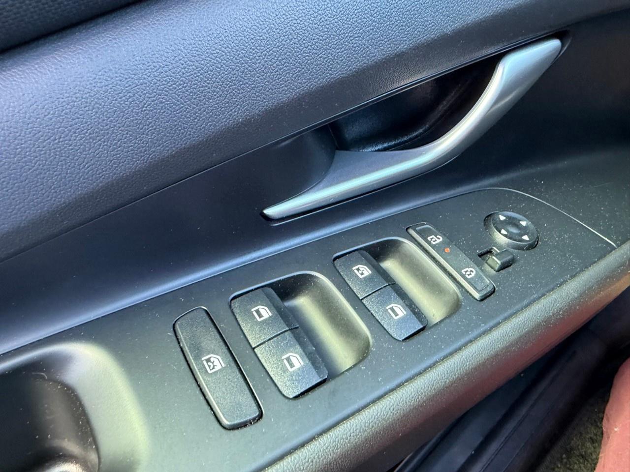 2024 Hyundai Elantra Preferred IVT Photo