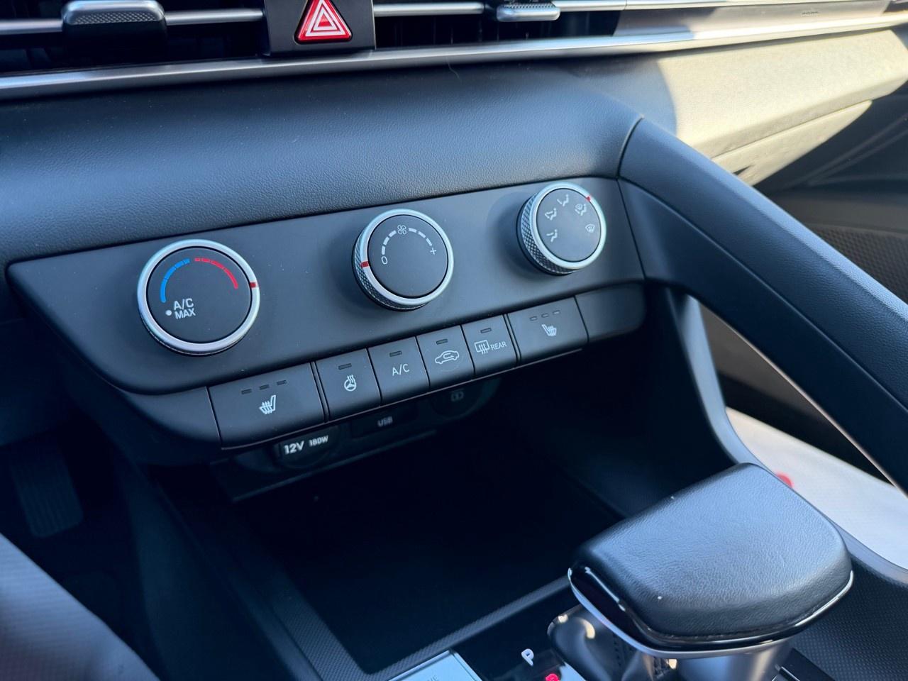 2024 Hyundai Elantra Preferred IVT Photo
