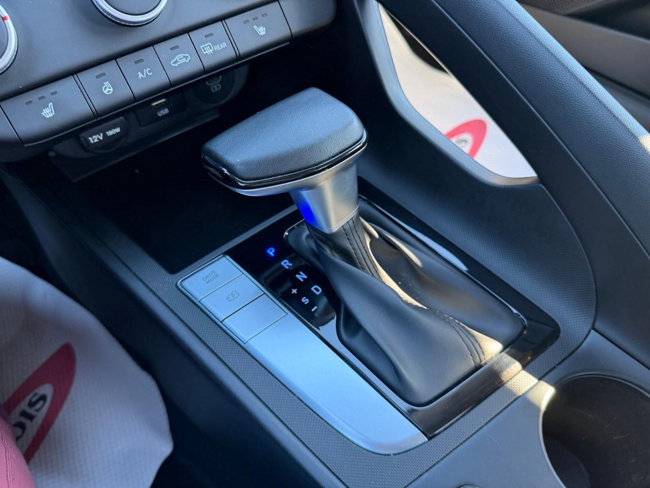 2024 Hyundai Elantra Preferred IVT Photo