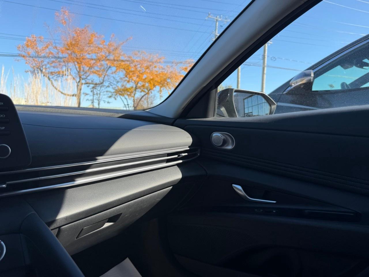 2024 Hyundai Elantra Preferred IVT Photo