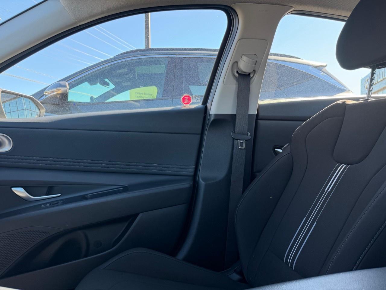 2024 Hyundai Elantra Preferred IVT Photo