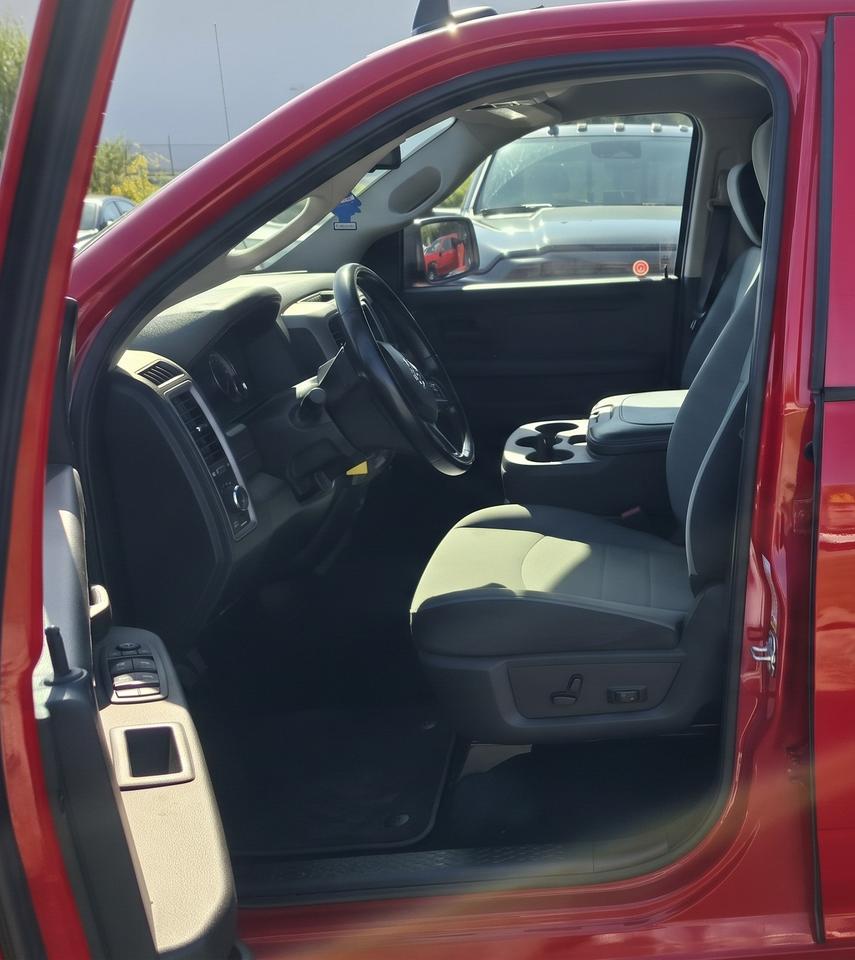2022 RAM 1500 Classic EXPRESS / 4X4 / 5.7L / HTD SEATS / BLUETOOTH Photo3