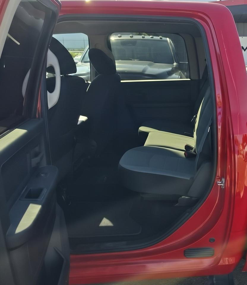 2022 RAM 1500 Classic EXPRESS / 4X4 / 5.7L / HTD SEATS / BLUETOOTH Photo4