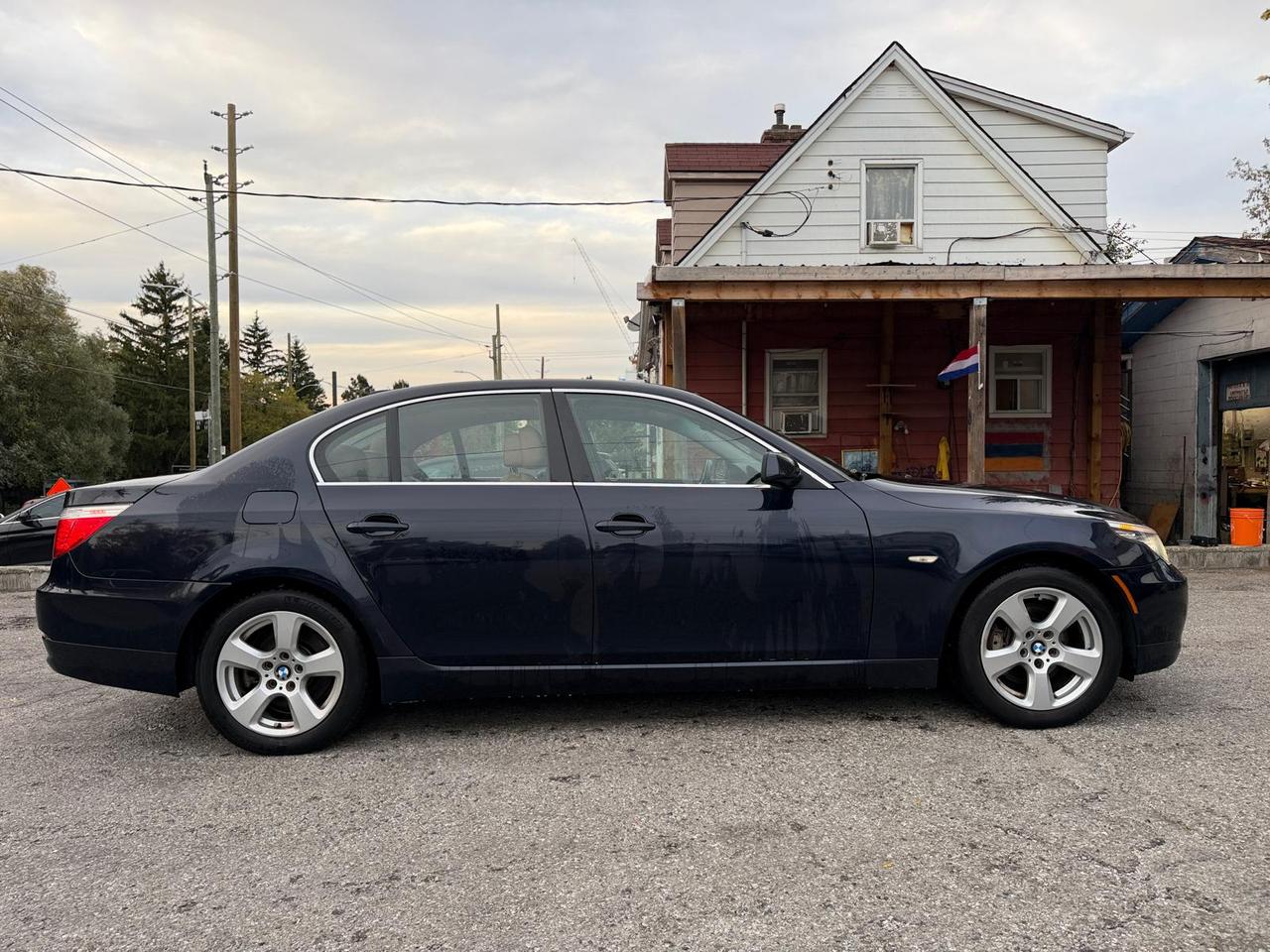 2008 BMW 5 Series 4dr Sdn 528xi AWD Photo3