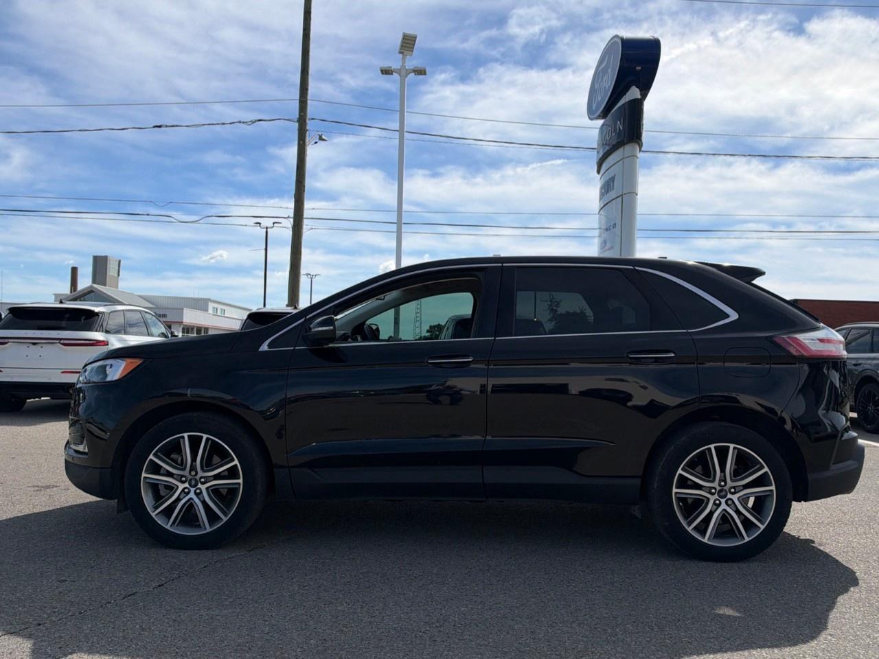 2022 Ford Edge Titanium AWD Photo1