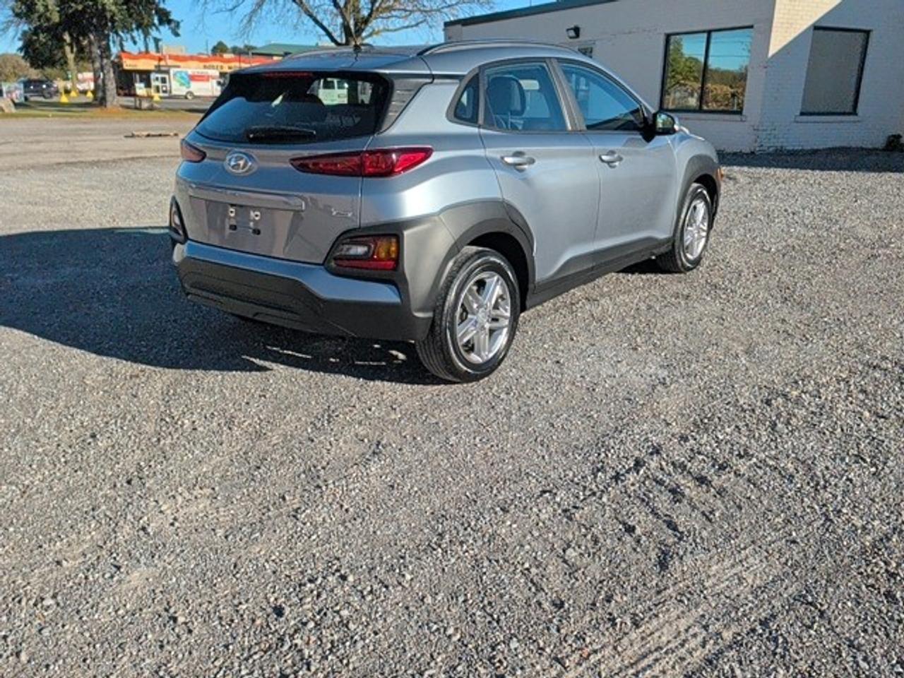 2021 Hyundai KONA Essential Photo4