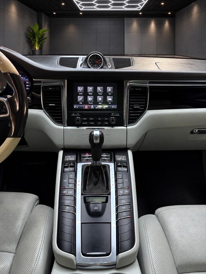 2018 Porsche Macan S AWD Photo