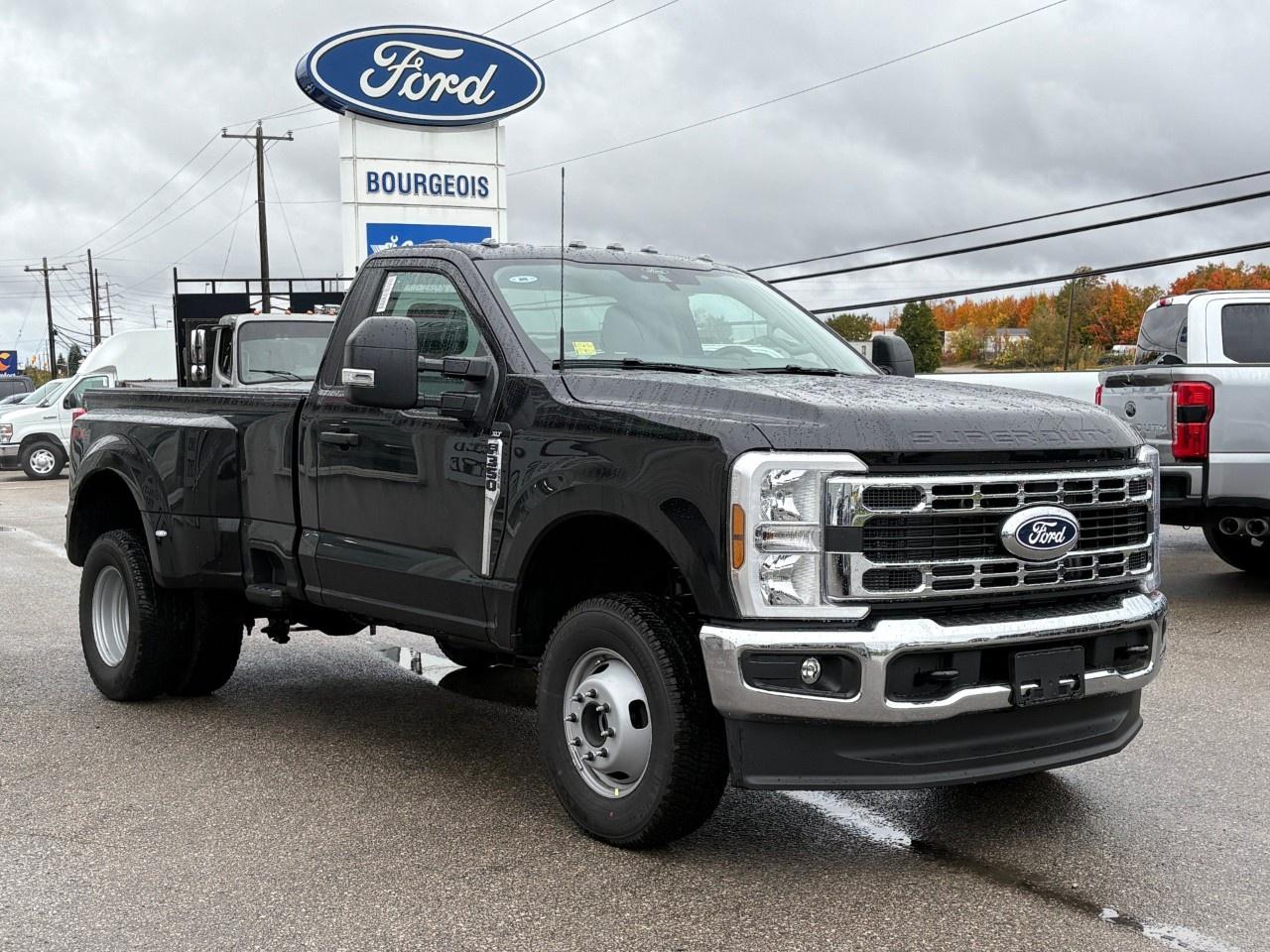 2027 Ford F-350 Super Duty DRW XLT 4WD Reg Cab 8' Box Photo4