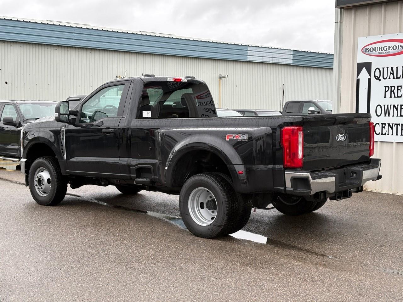 2027 Ford F-350 Super Duty DRW XLT 4WD Reg Cab 8' Box Photo