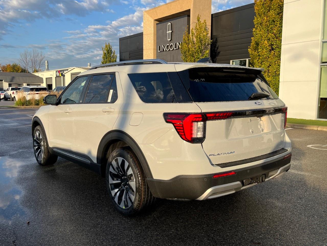 2027 Ford Explorer Platinum 4WD Photo