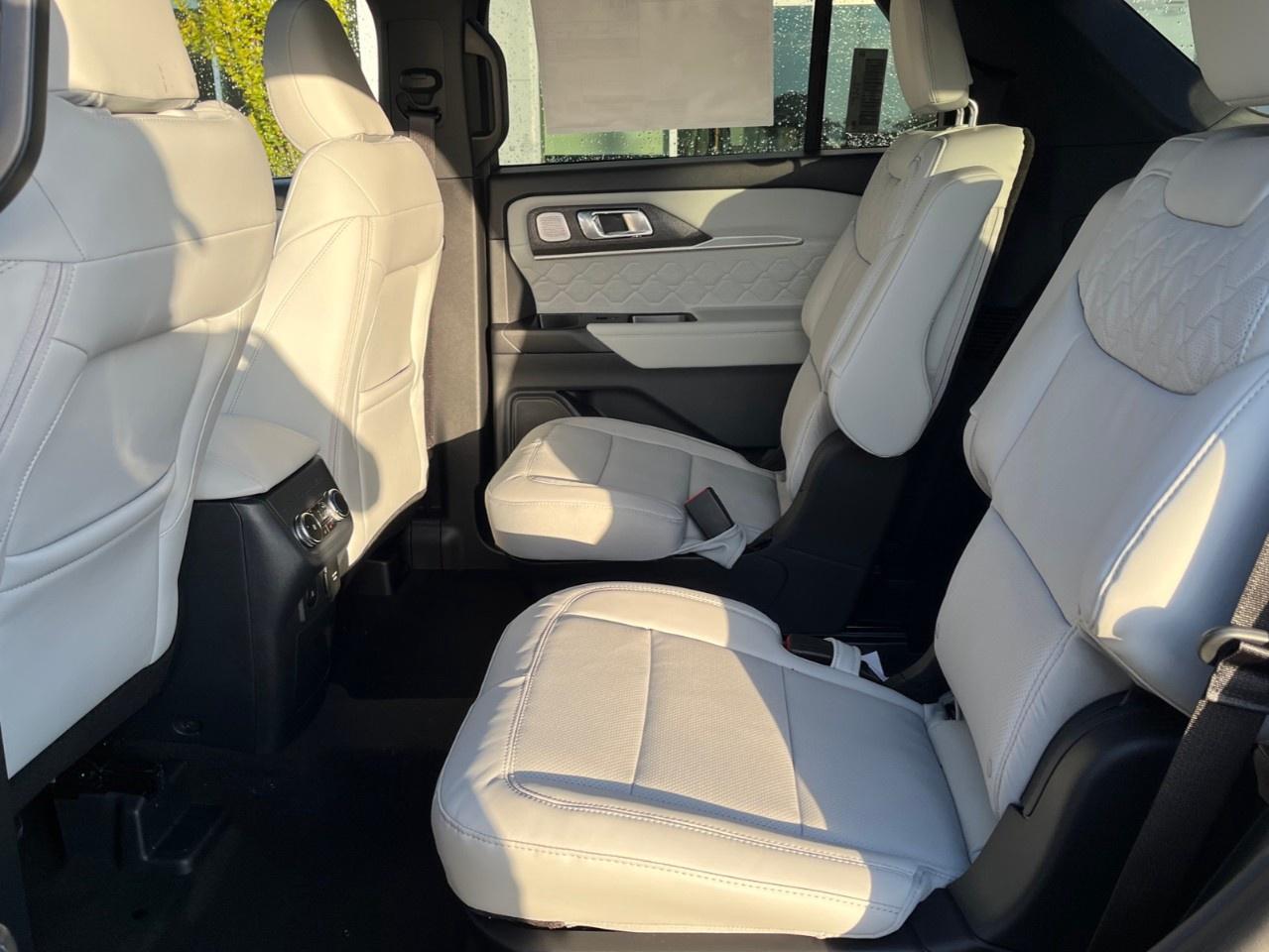 2027 Ford Explorer Platinum 4WD Photo