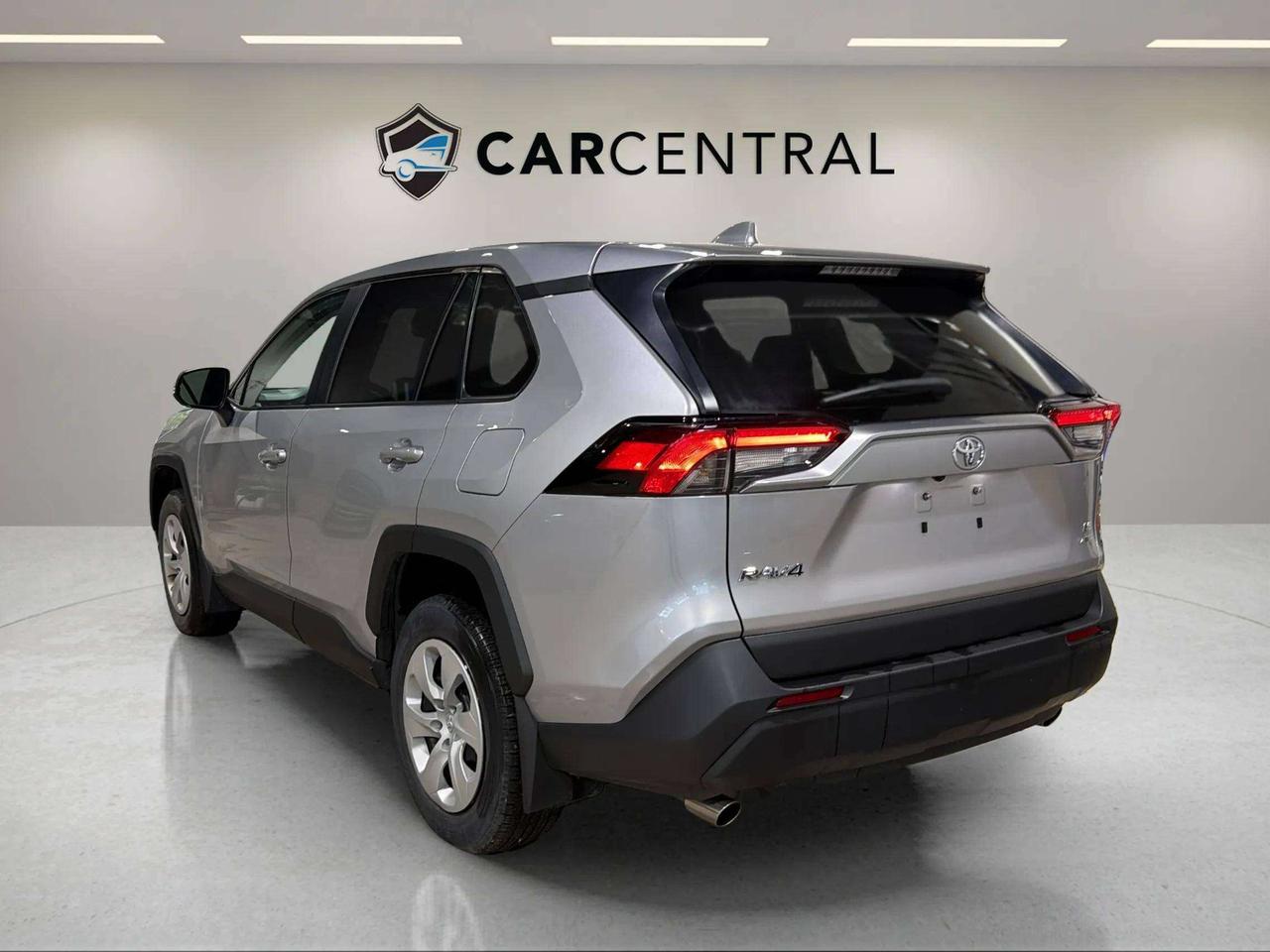 2023 Toyota RAV4 LE| CLEAN CARFAX| HTD SEATS| BLIND SPOT| CARPLAY Photo2