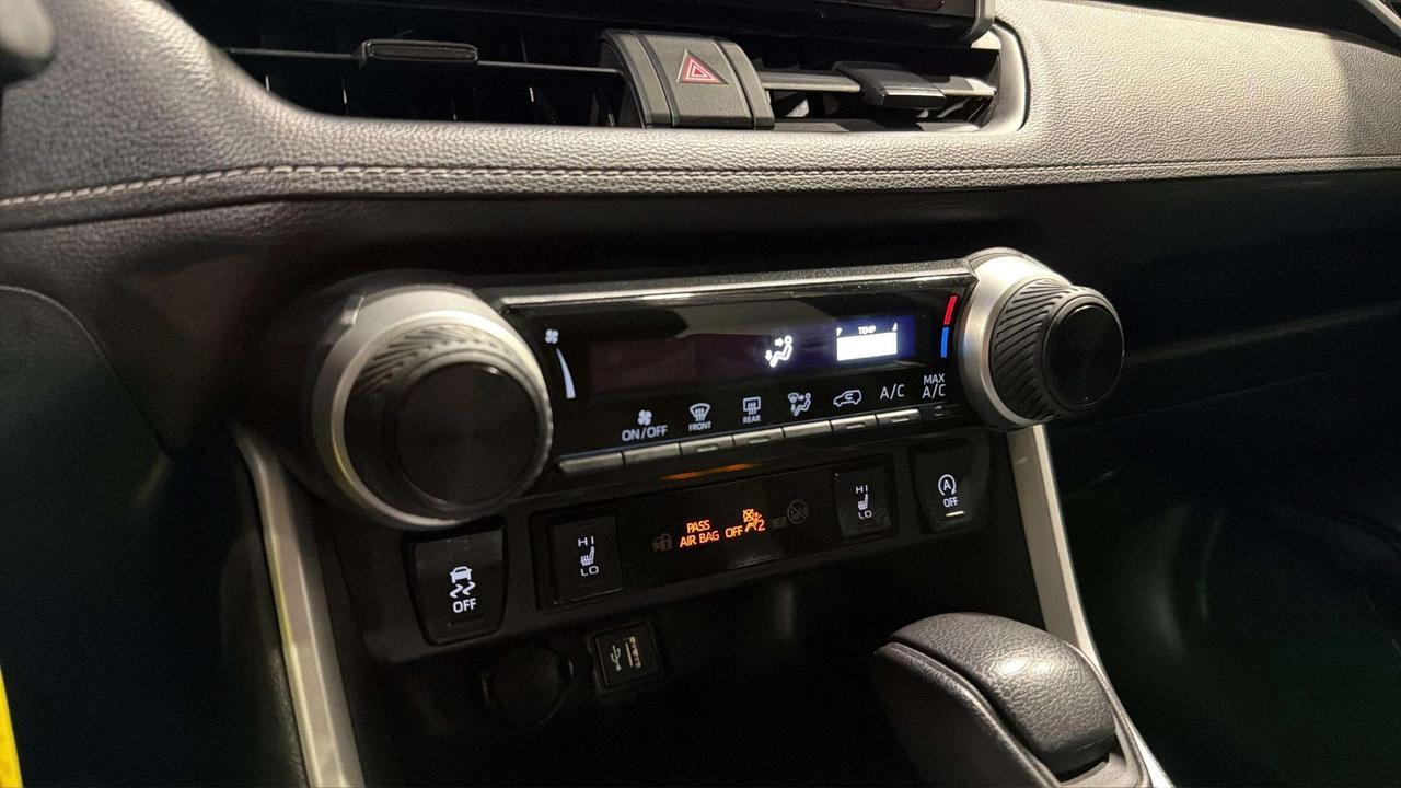 2023 Toyota RAV4 LE| CLEAN CARFAX| HTD SEATS| BLIND SPOT| CARPLAY Photo