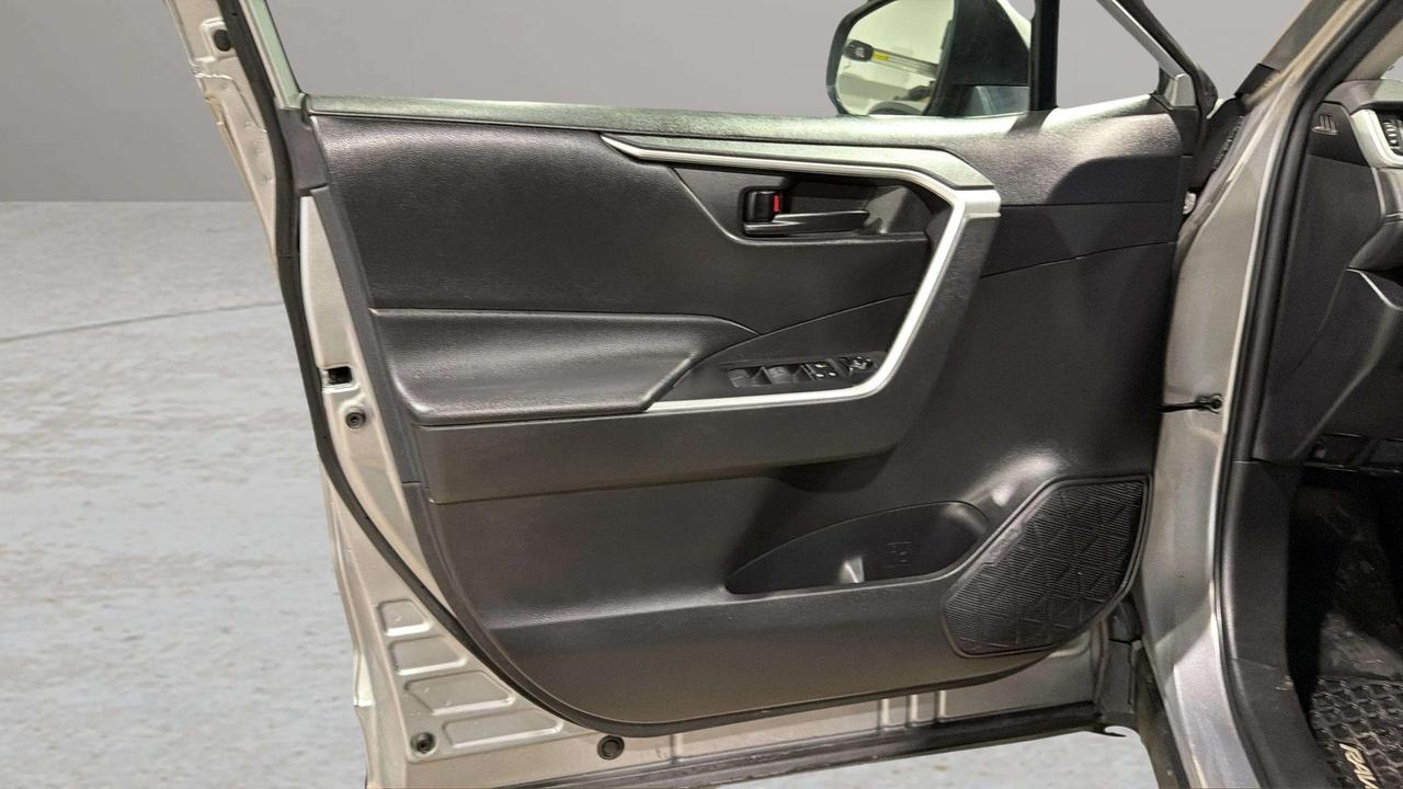 2023 Toyota RAV4 LE| CLEAN CARFAX| HTD SEATS| BLIND SPOT| CARPLAY Photo