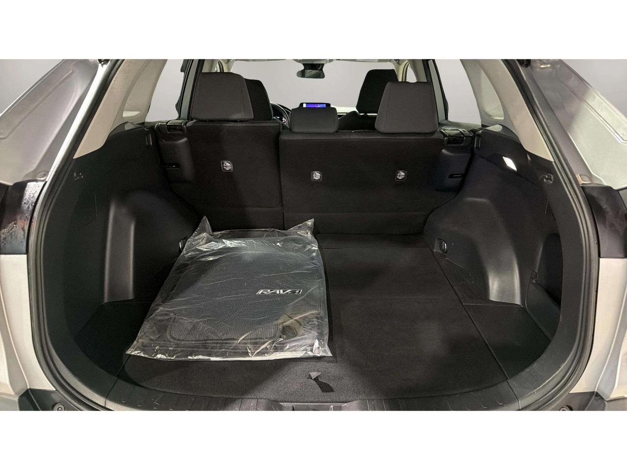 2023 Toyota RAV4 LE| CLEAN CARFAX| HTD SEATS| BLIND SPOT| CARPLAY Photo