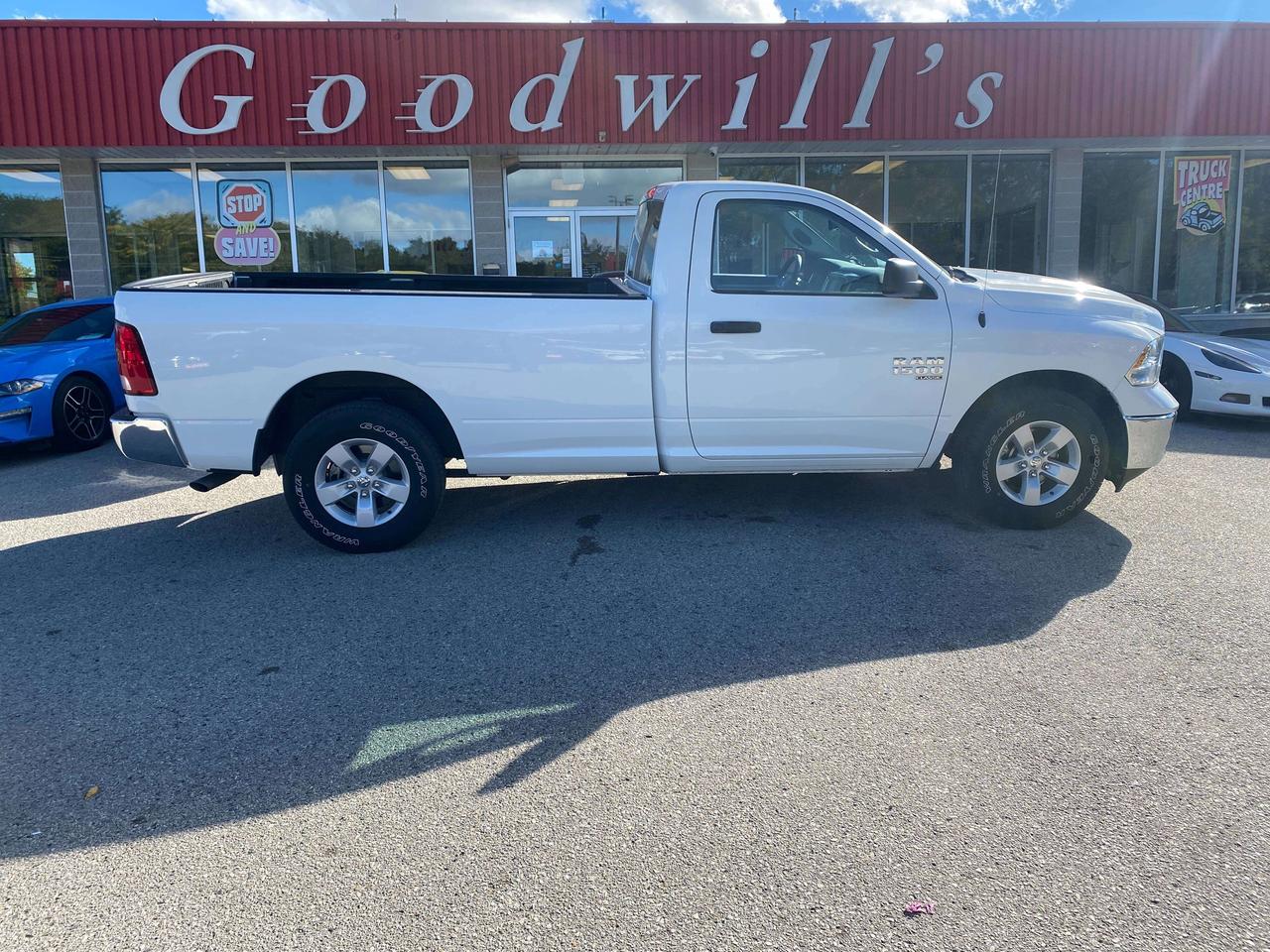 2022 RAM 1500 SLT, CLEAN CARFAX, BACK UP CAMERA, ONE OWNER! - Photo #1