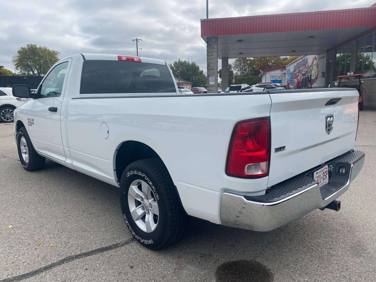 2022 RAM 1500 SLT, CLEAN CARFAX, BACK UP CAMERA, ONE OWNER! - Photo #6