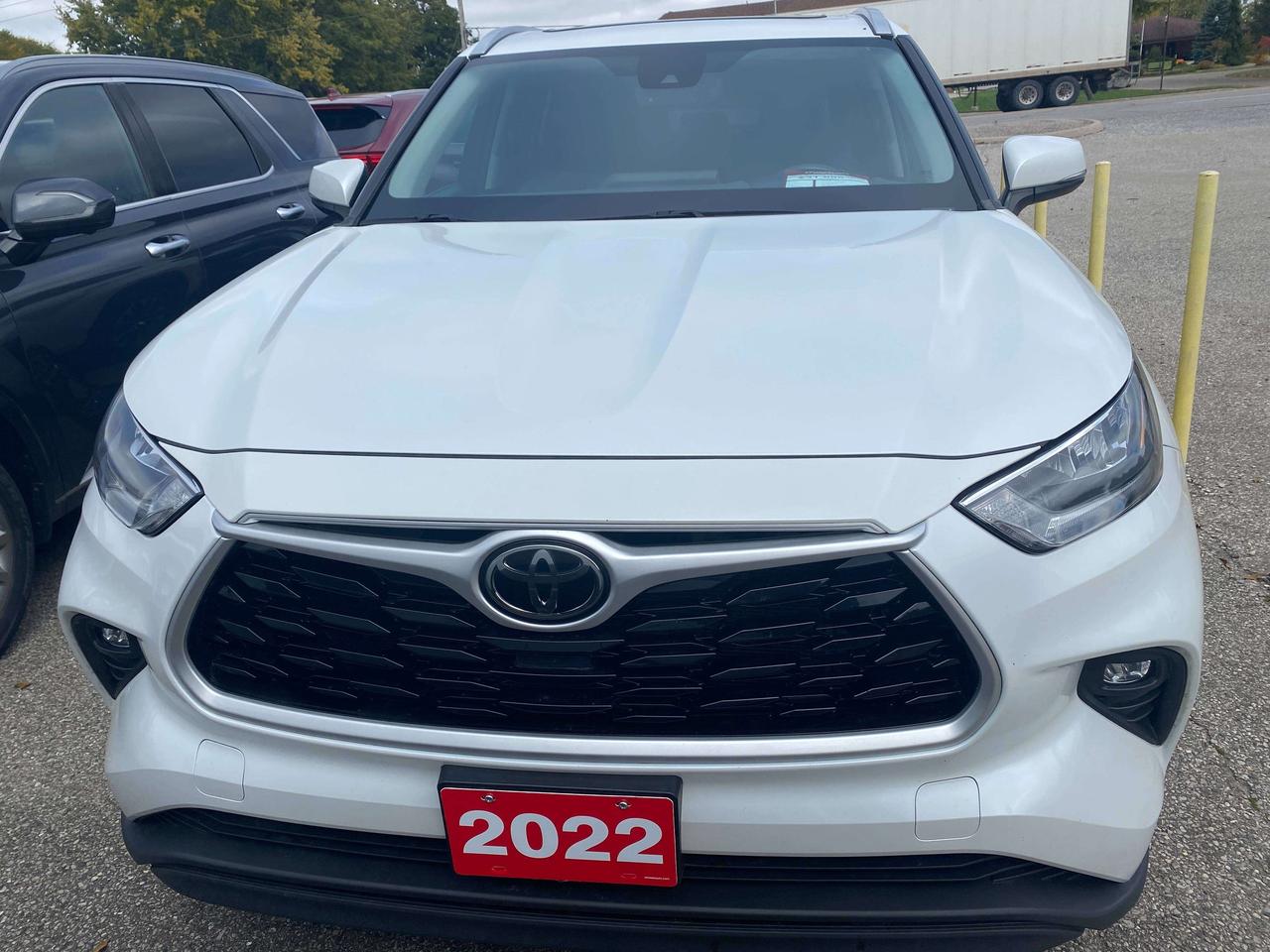 2022 Toyota Highlander XLE, 7 PASS, SUNROOF, CLEAN CARFAX, LEATHER! - Photo #3