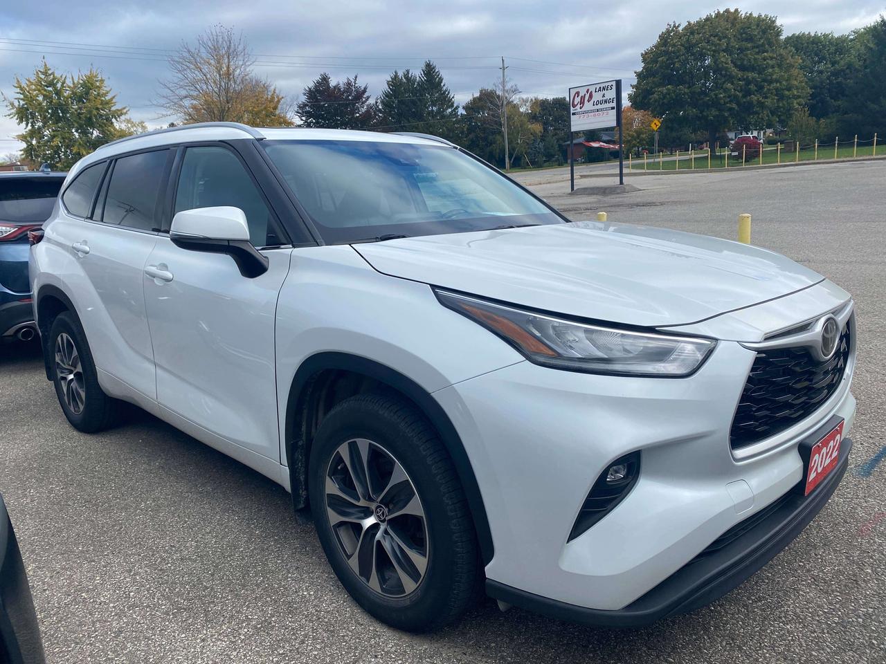 2022 Toyota Highlander XLE, 7 PASS, SUNROOF, CLEAN CARFAX, LEATHER! - Photo #2