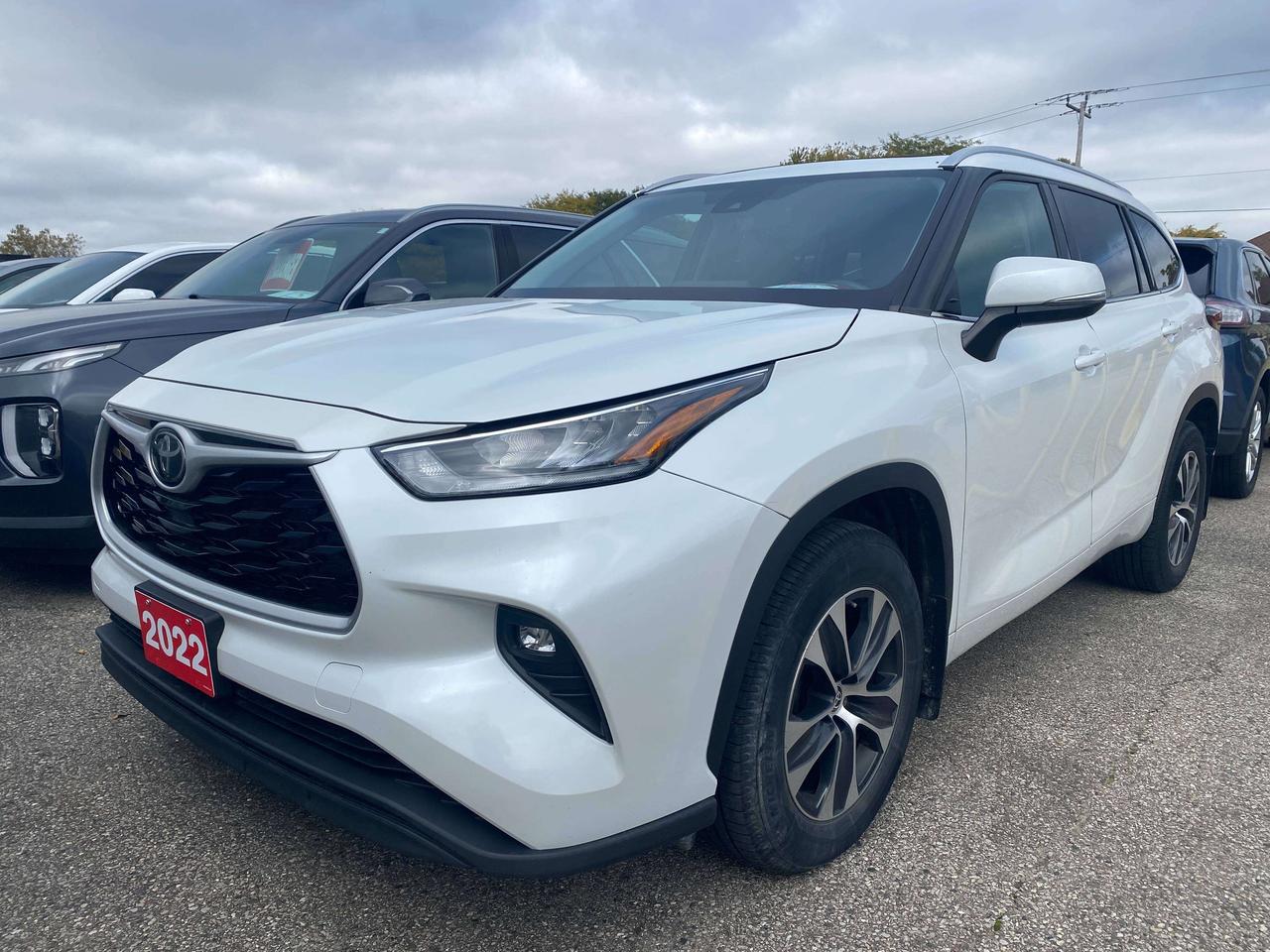 2022 Toyota Highlander XLE, 7 PASS, SUNROOF, CLEAN CARFAX, LEATHER! - Photo #4