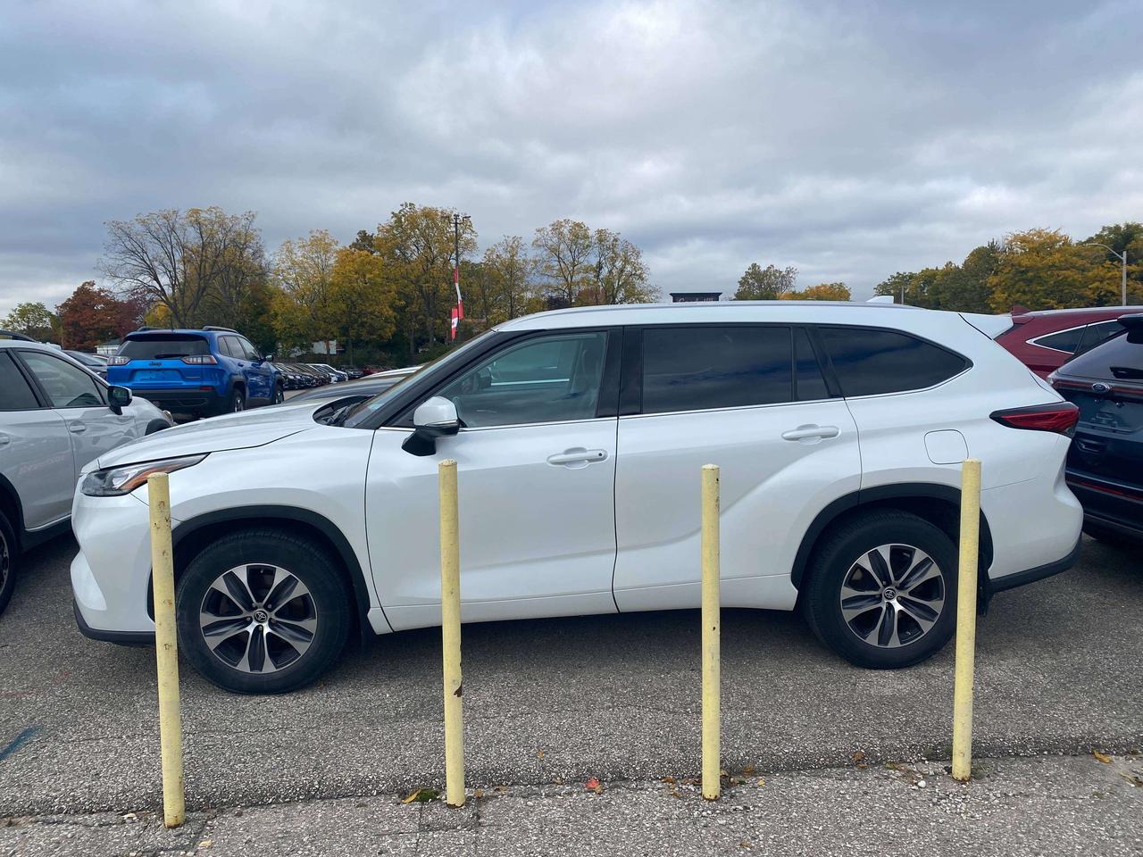 2022 Toyota Highlander XLE, 7 PASS, SUNROOF, CLEAN CARFAX, LEATHER! - Photo #5