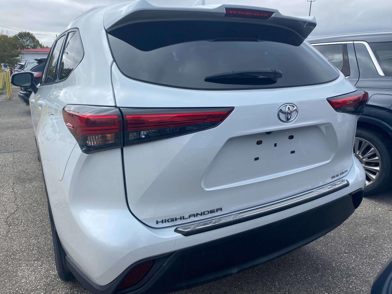 2022 Toyota Highlander XLE, 7 PASS, SUNROOF, CLEAN CARFAX, LEATHER! - Photo #7