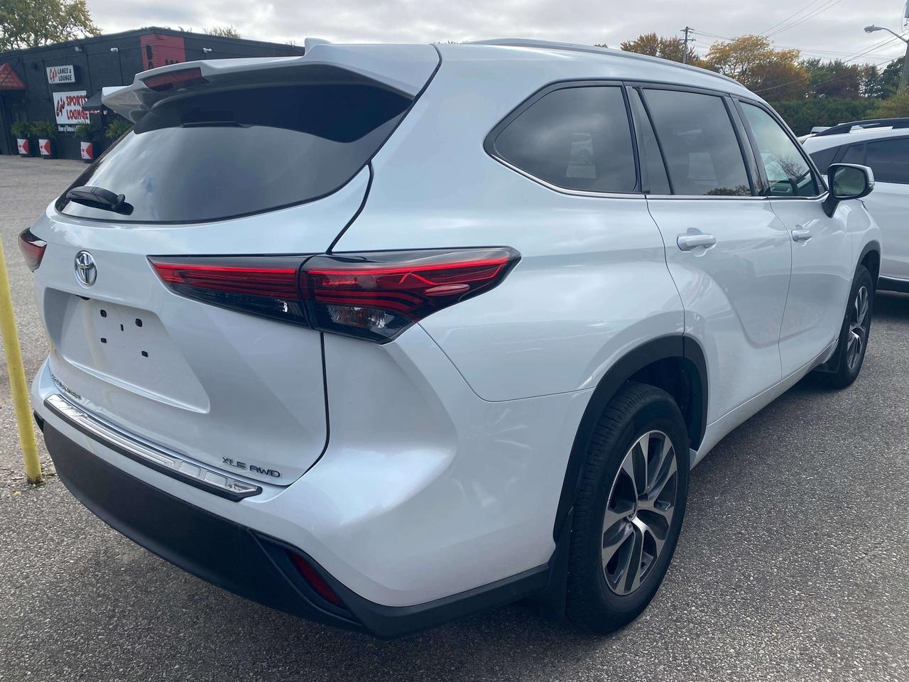 2022 Toyota Highlander XLE, 7 PASS, SUNROOF, CLEAN CARFAX, LEATHER! - Photo #8
