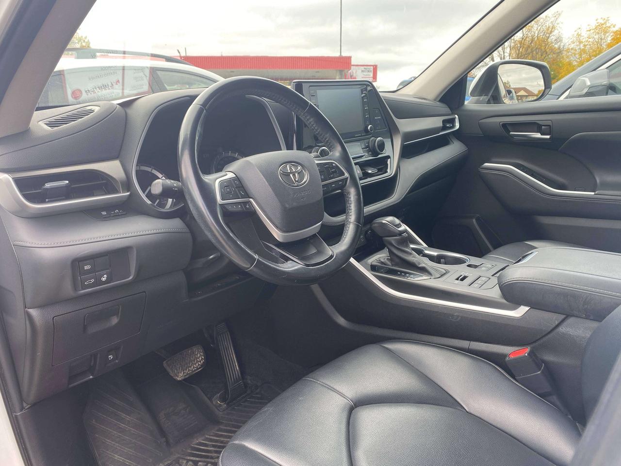 2022 Toyota Highlander XLE, 7 PASS, SUNROOF, CLEAN CARFAX, LEATHER! Photo