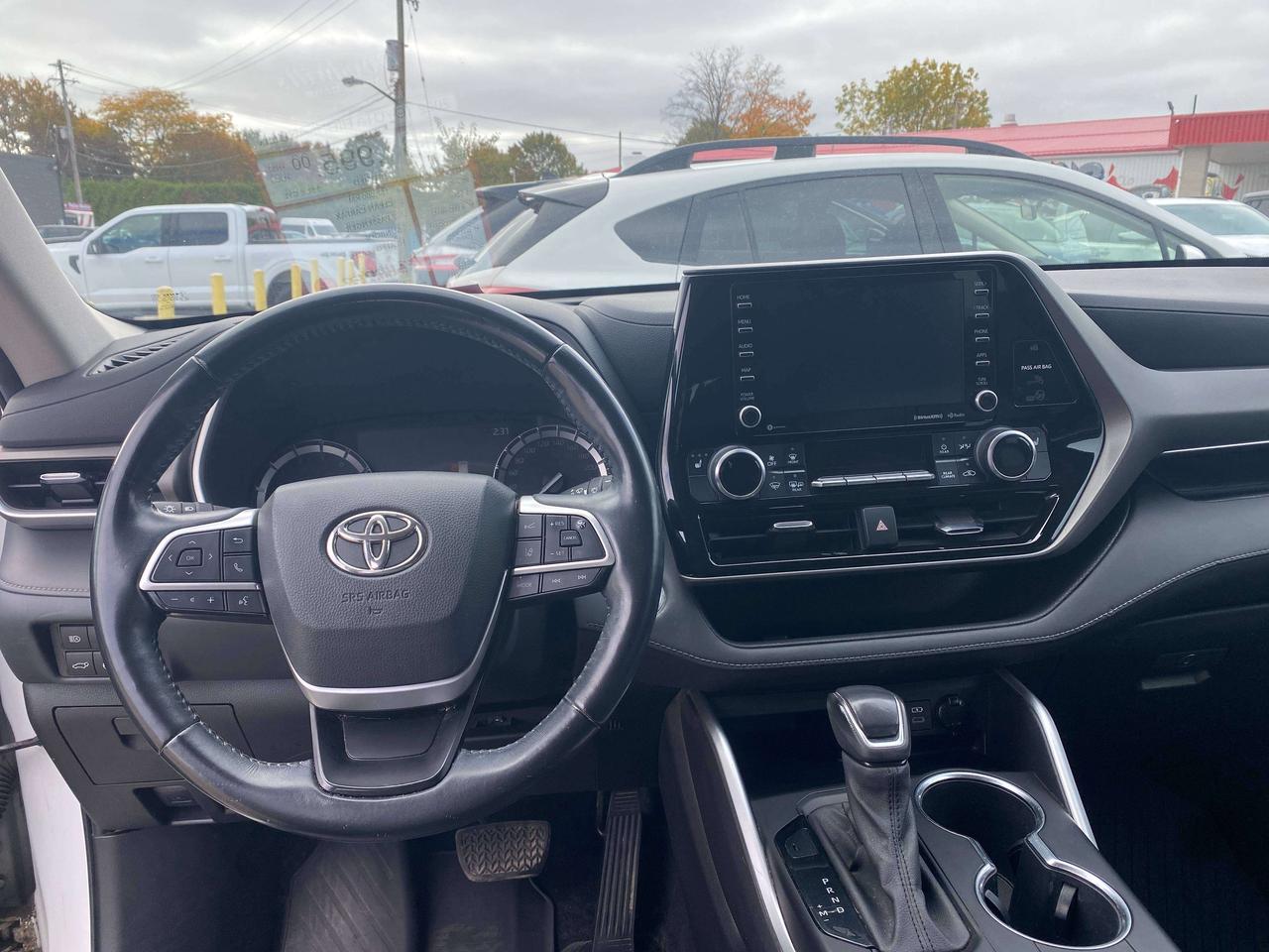 2022 Toyota Highlander XLE, 7 PASS, SUNROOF, CLEAN CARFAX, LEATHER! Photo