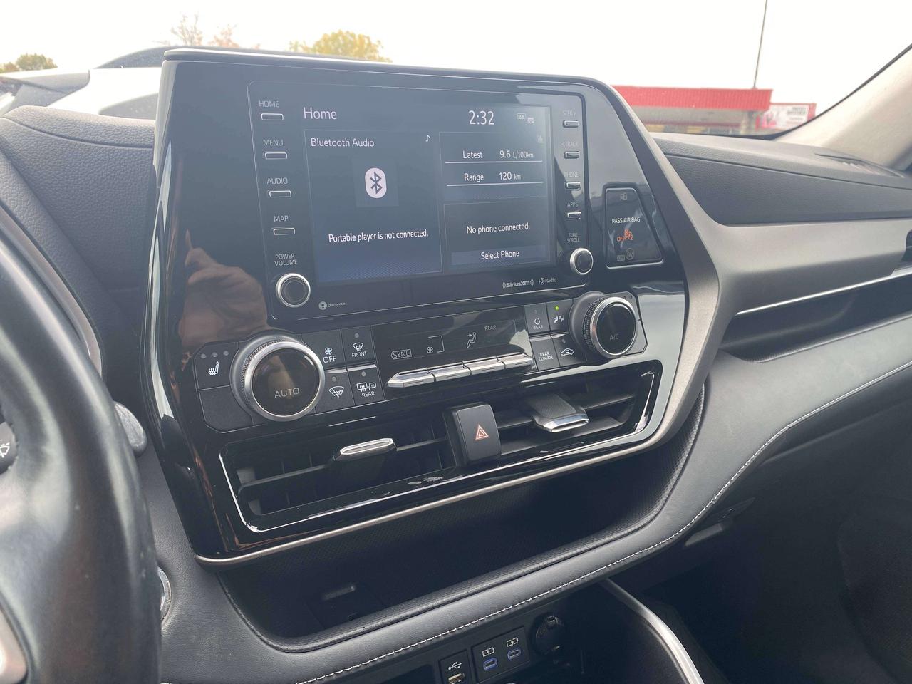 2022 Toyota Highlander XLE, 7 PASS, SUNROOF, CLEAN CARFAX, LEATHER! - Photo #17