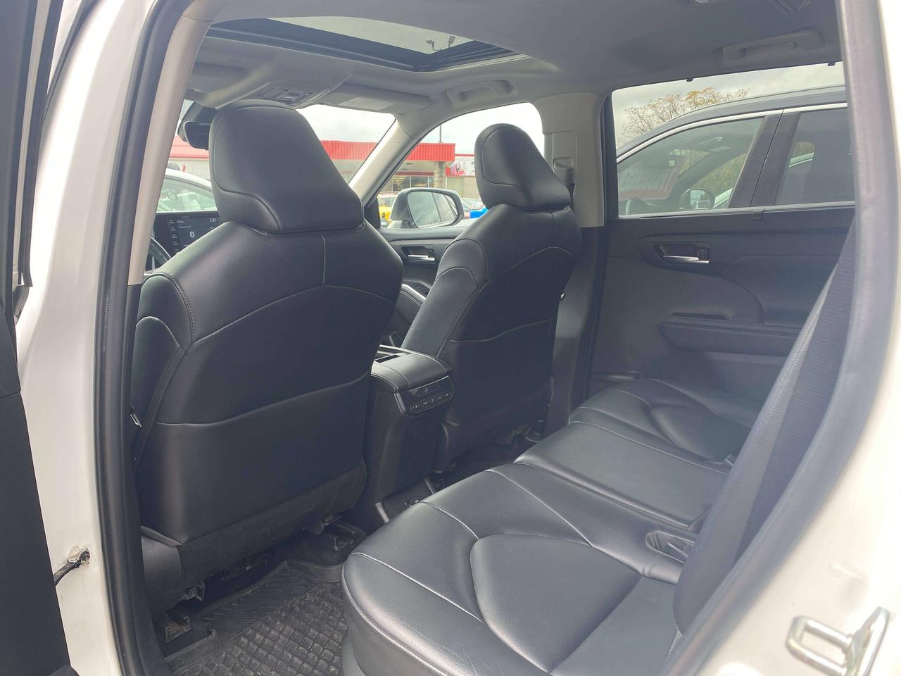2022 Toyota Highlander XLE, 7 PASS, SUNROOF, CLEAN CARFAX, LEATHER! - Photo #23