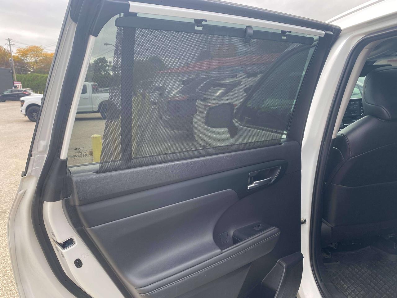 2022 Toyota Highlander XLE, 7 PASS, SUNROOF, CLEAN CARFAX, LEATHER! Photo