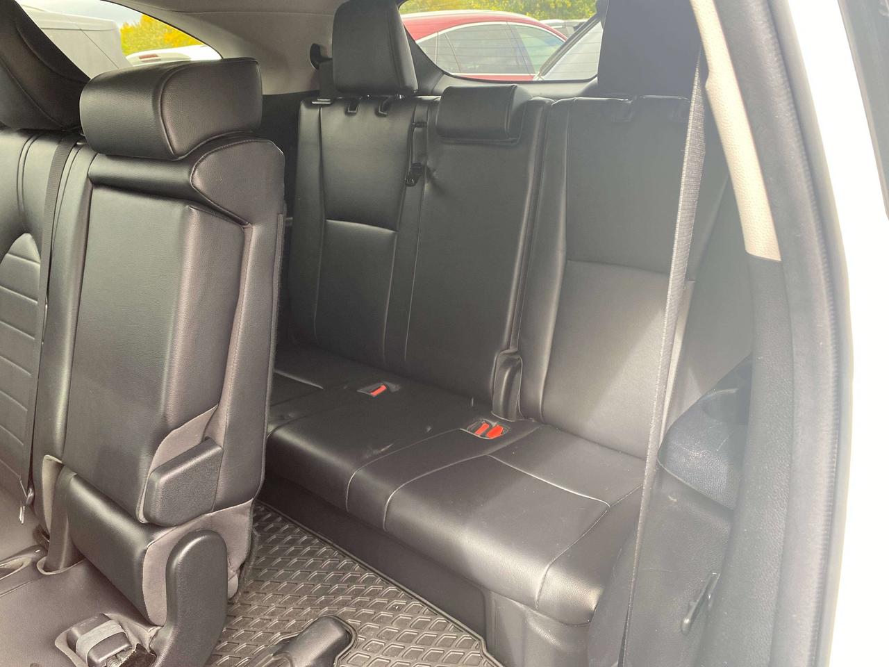 2022 Toyota Highlander XLE, 7 PASS, SUNROOF, CLEAN CARFAX, LEATHER! Photo