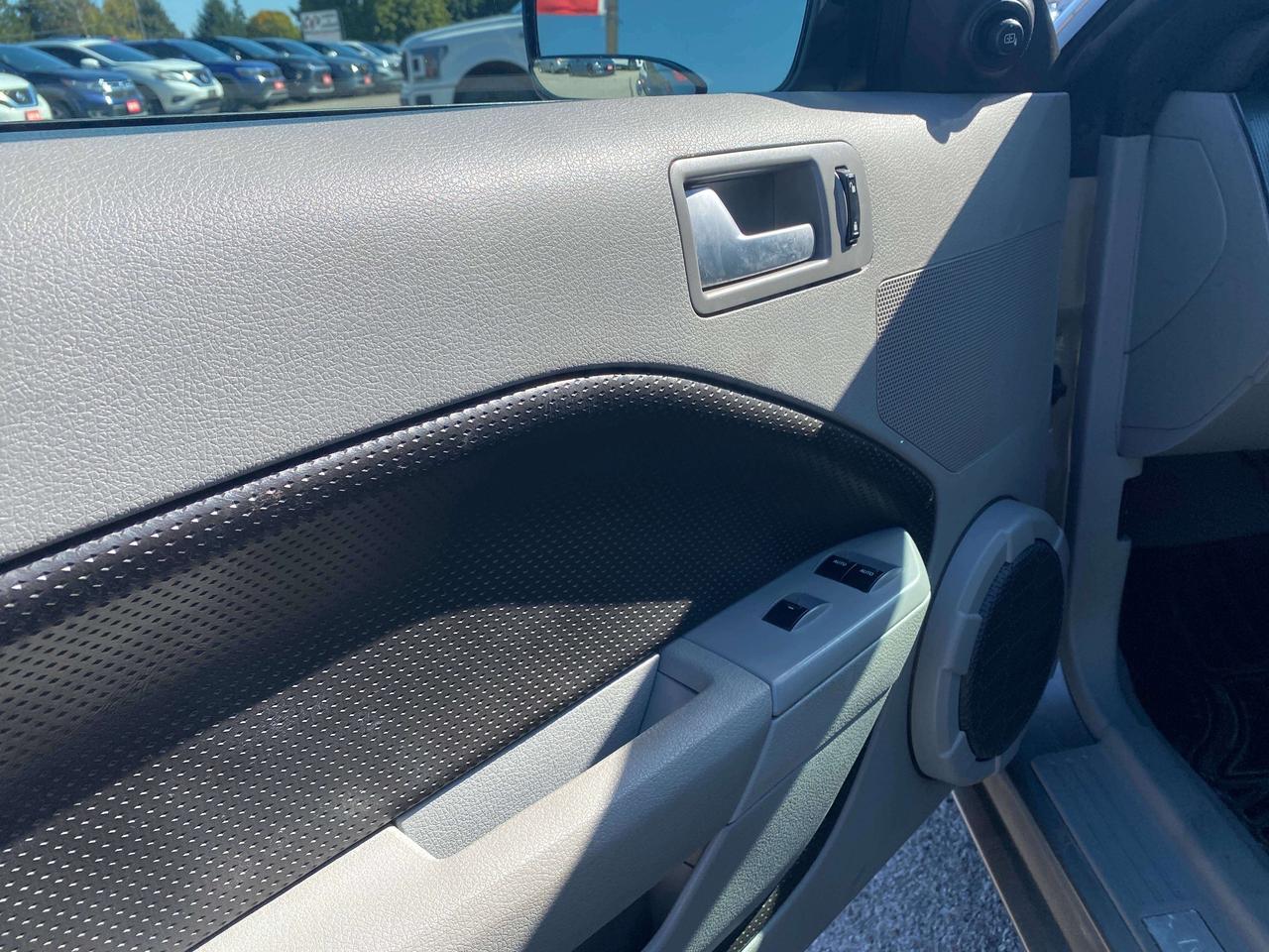 2008 Ford Mustang GT, LOW KMS, LEATHER! Photo