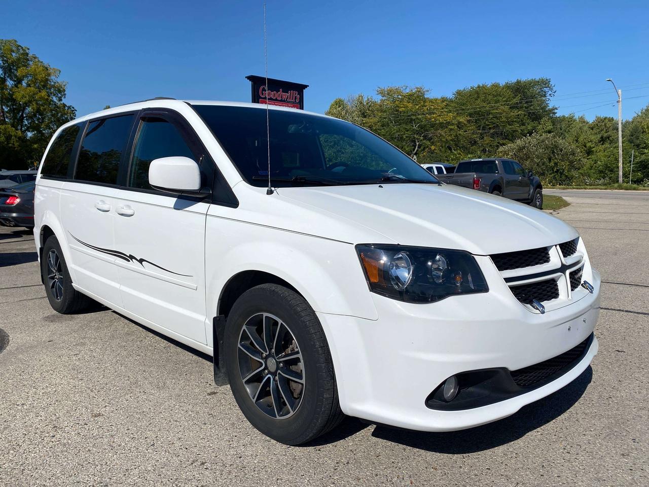2017 Dodge Grand Caravan GT, LEATHER, REMOTE START, REAR ENTERTAINMENT! Photo