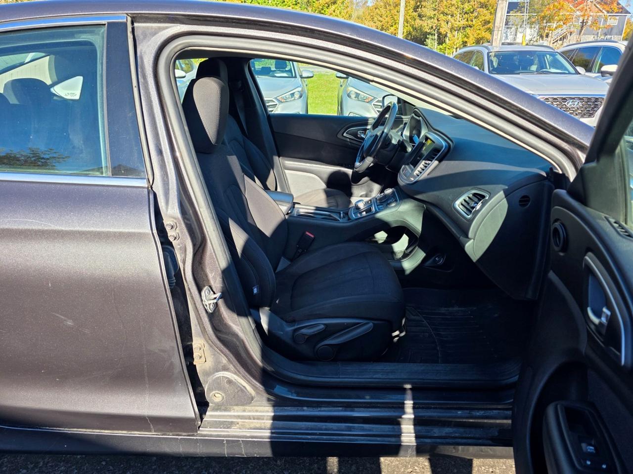 2015 Chrysler 200 Limited Photo