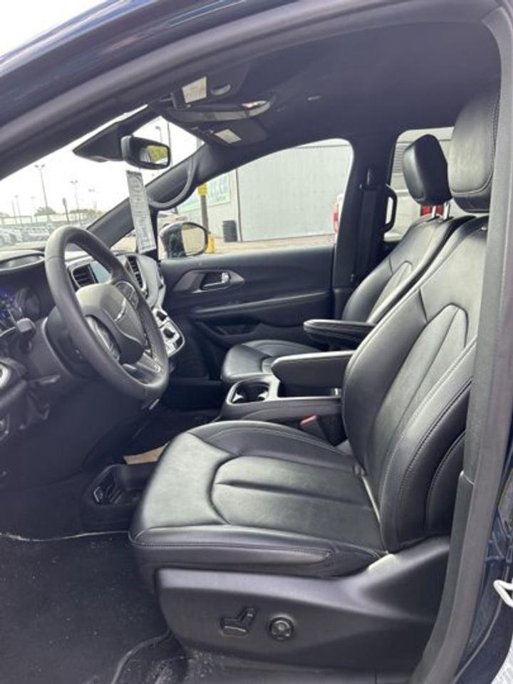 2025 Chrysler Pacifica Select FWD | No Accidents | Leather Seats | Heated Steering Photo